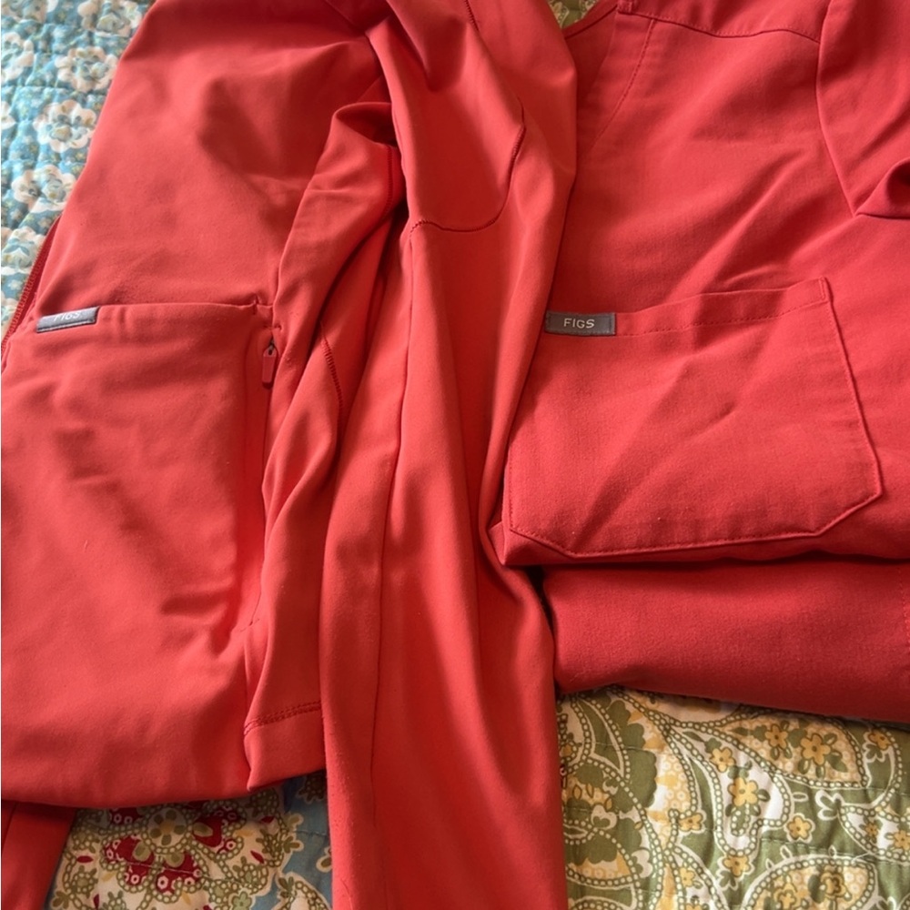 Figs orange-red Scrub set